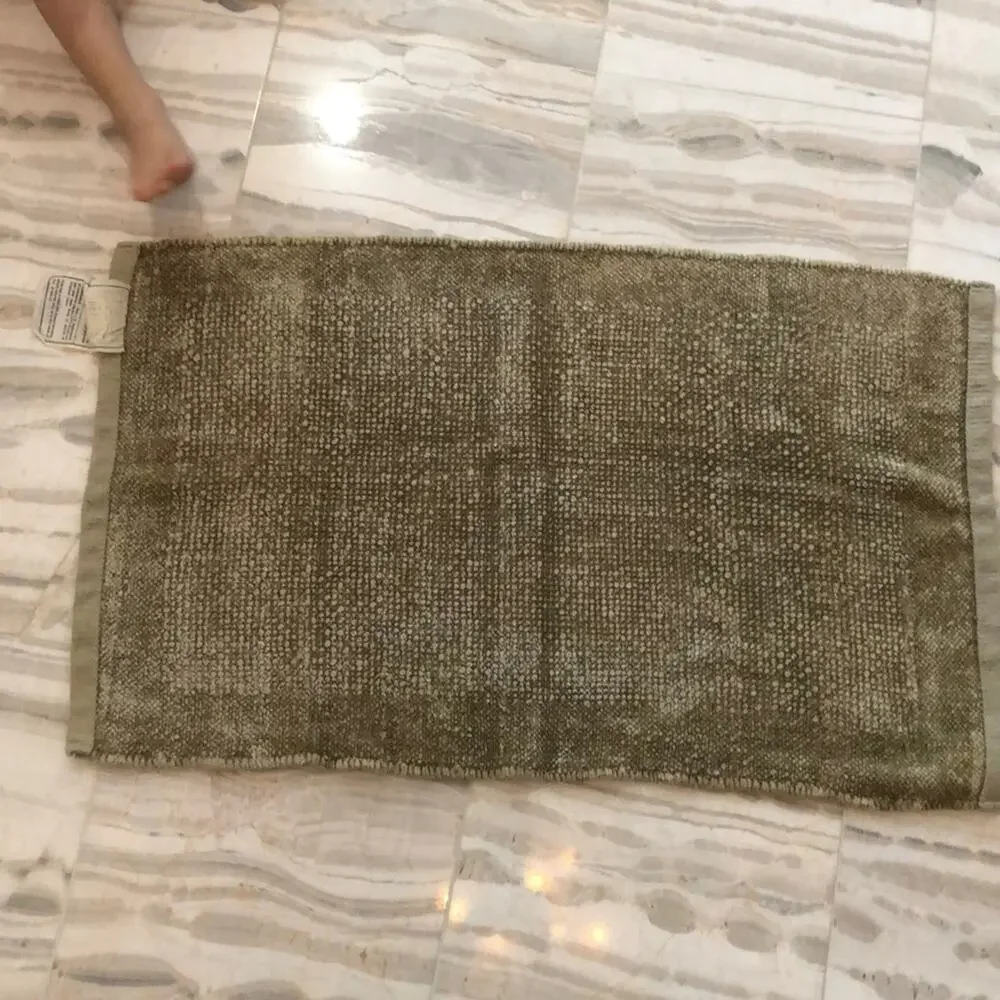 18.5”x31” chenille throw rug Taupe euc multiples